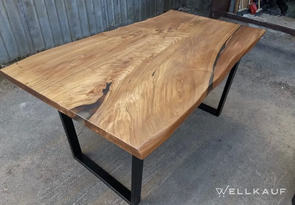 Holztisch aus Ulmenholzplatte