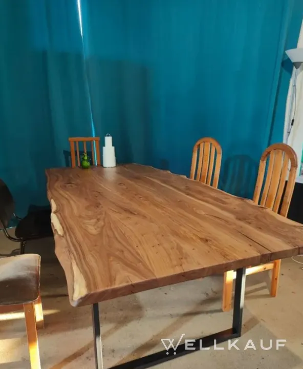 Esstisch aus massivem Holz