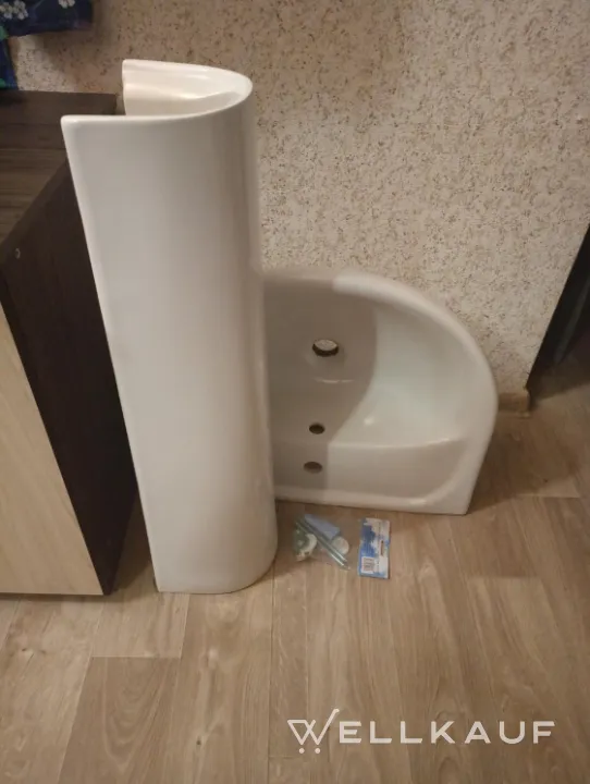 Waschbecken mit Sockel