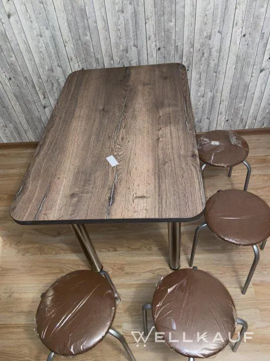 Tische und Stühle