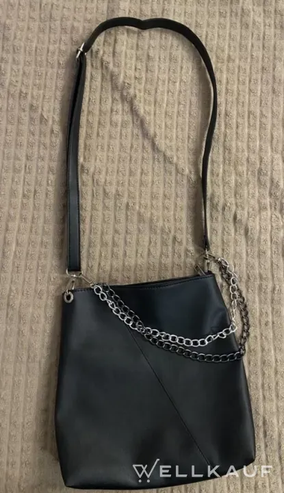 Schwarze Tasche mit Kette