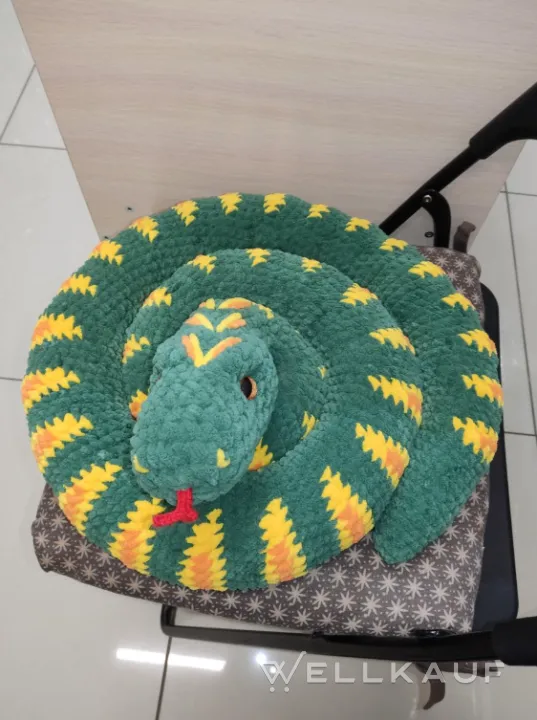 Gestrickte Plüschschlange groß