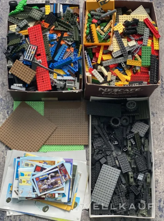 Lego in Kartons mit Anleitung