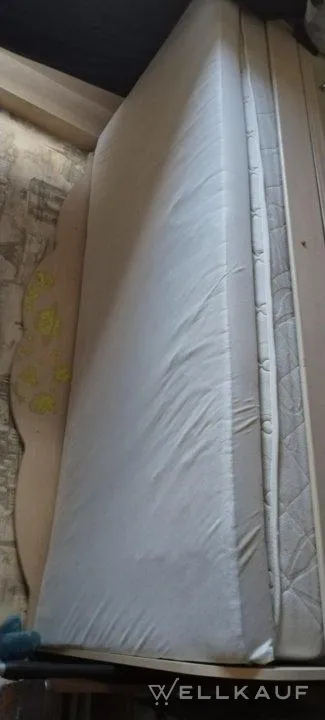 Das Bett ist in gutem Zustand