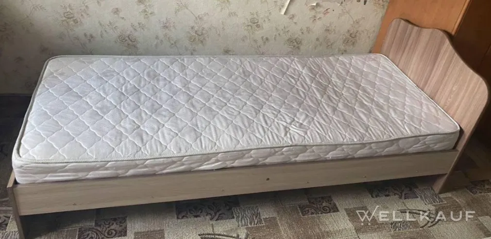 Verkaufe ein Bett mit Matratze