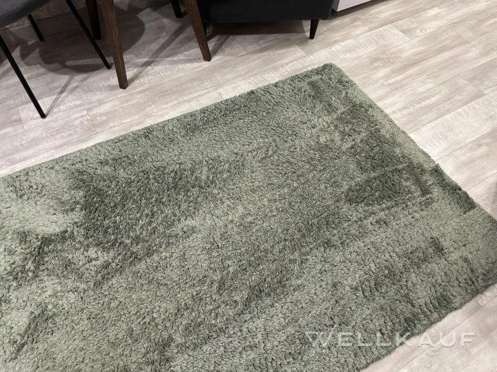 Grüner Teppich mit langem Flor