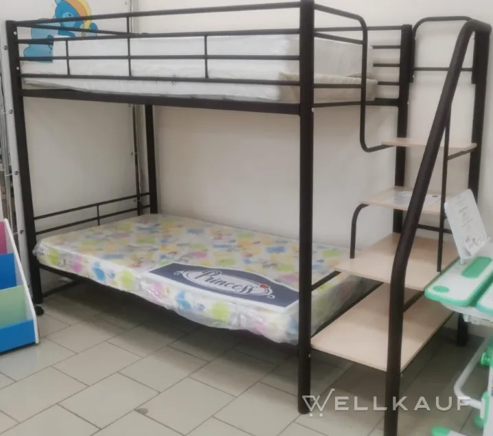 Etagenbett mit Leiterregal