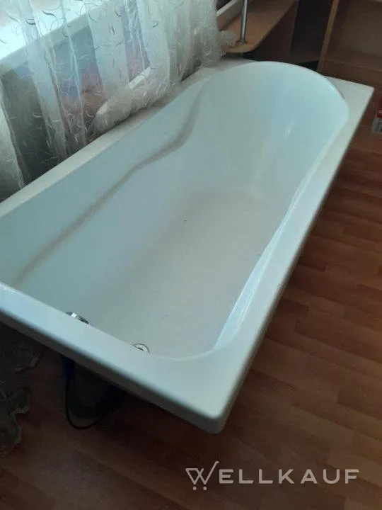 BADEWANNE MIT BILDSCHIRM