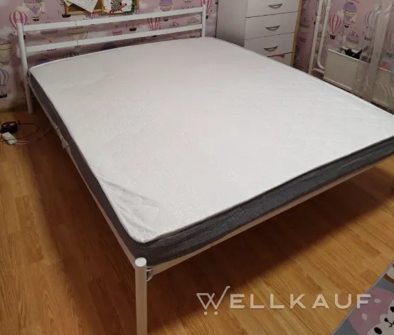 Bett mit Matratze