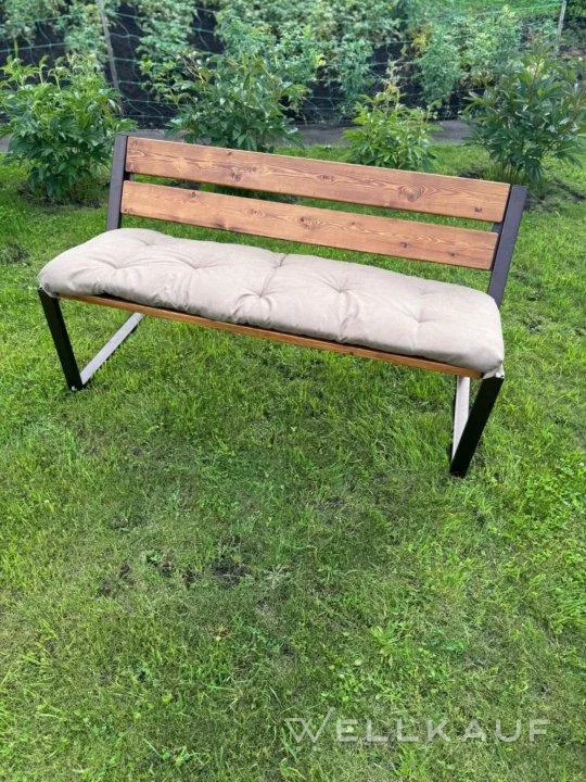Bank mit Gartenrückseite