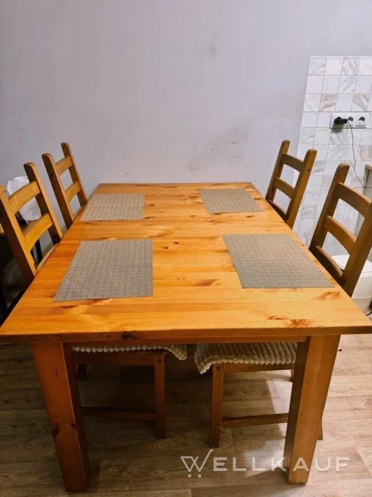 Tisch und Stühle