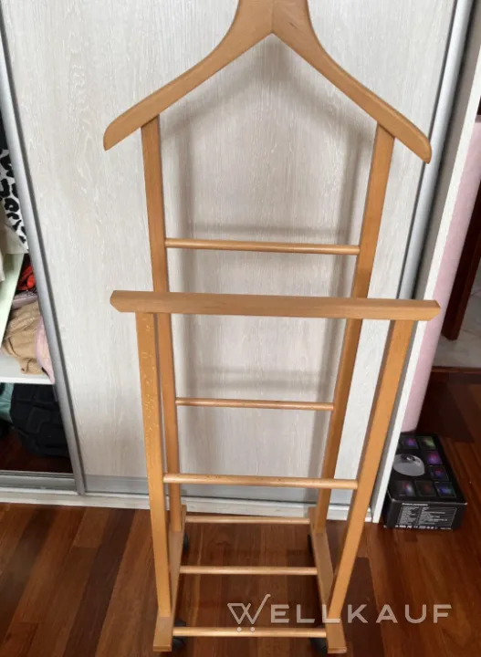 Kleiderbügel auf Rädern