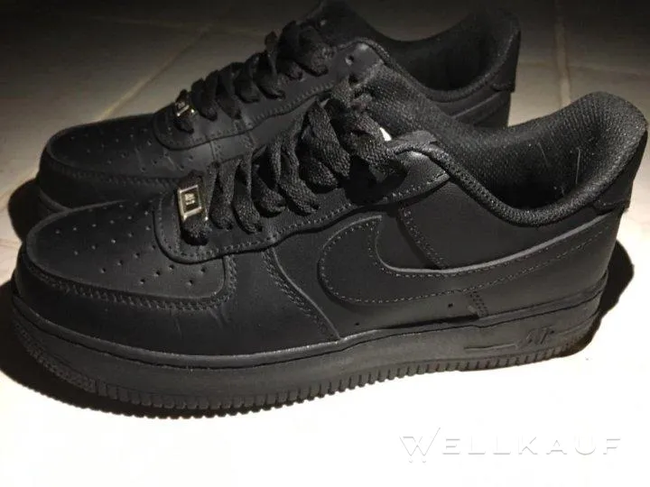Schwarze Nike Force.