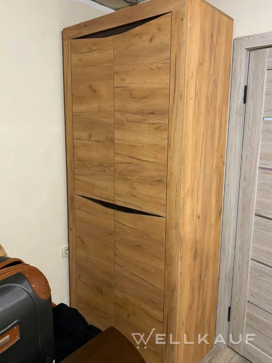 Zweitüriger Kleiderschrank