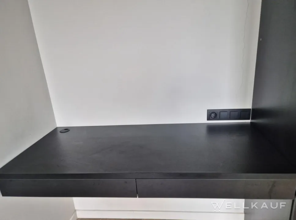 Wandmontierter Schreibtisch