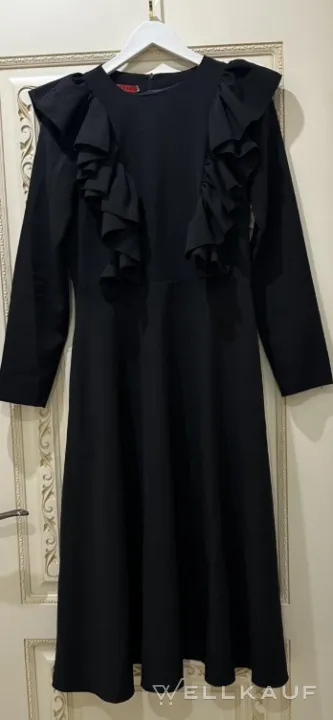 Schwarzes Kleid mit Rüschen