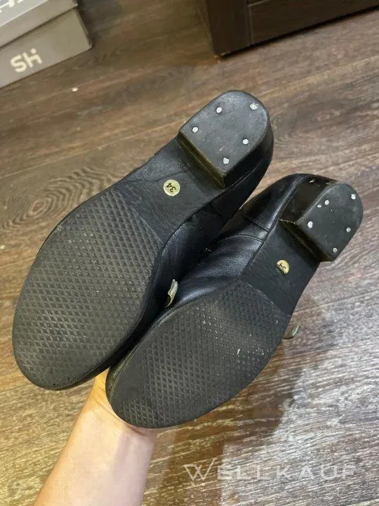 Volkstümliche Schuhe, schwarz.