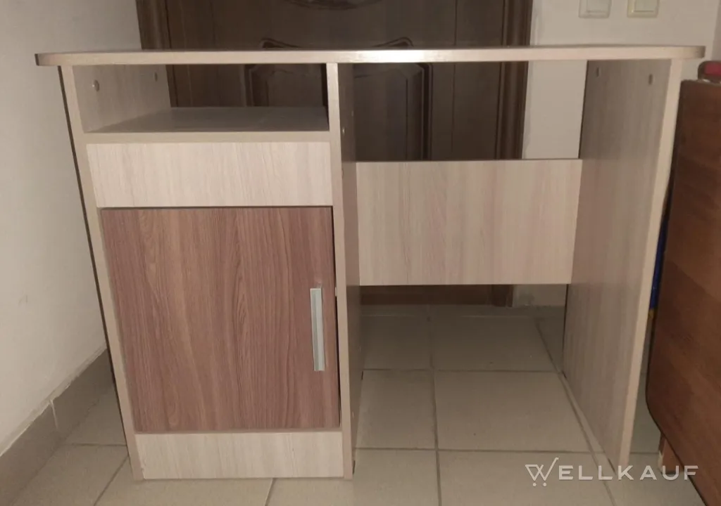 Schreibtisch
