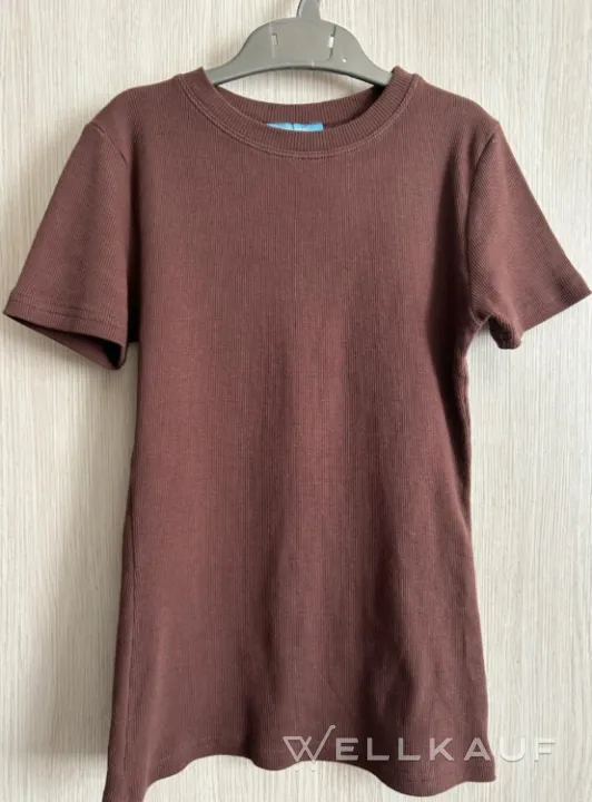geripptes, tailliertes T-Shirt