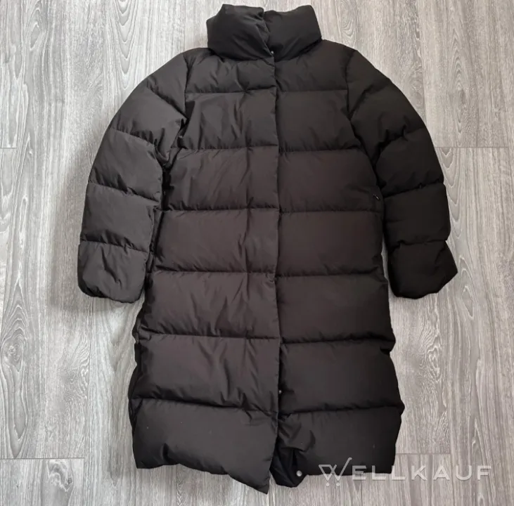 Schwarze Daunenjacke