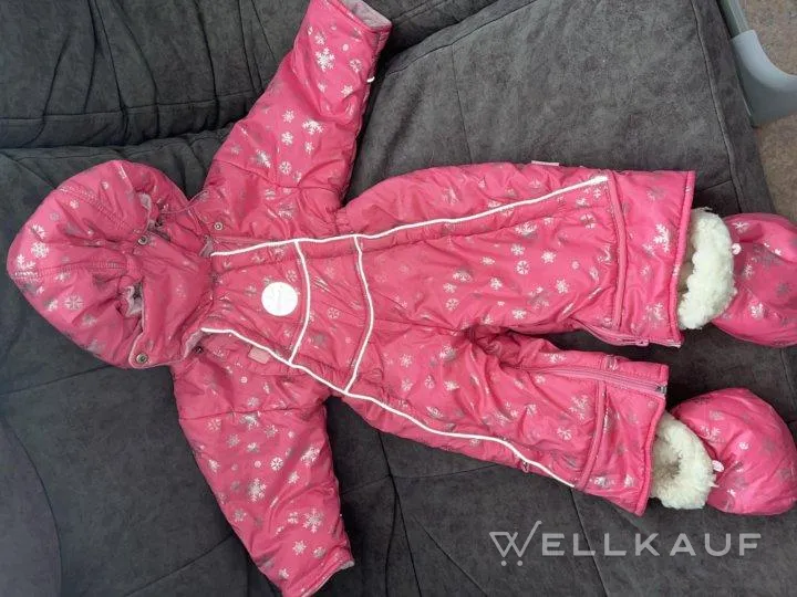 Winteroverall für ein Mädchen.