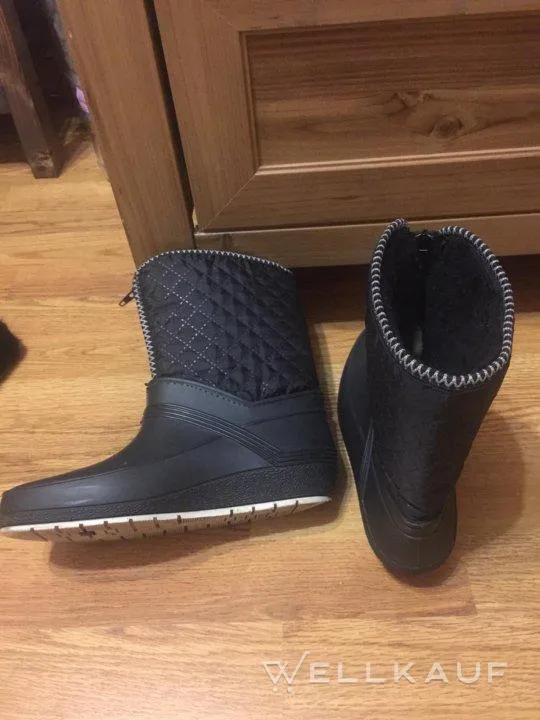 Gummi-Halbstiefel.