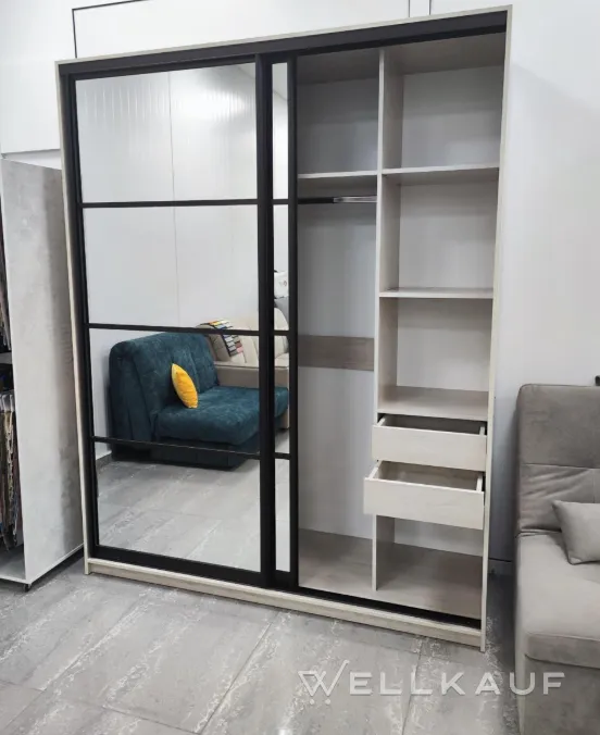 Neuer Schiebetürenschrank