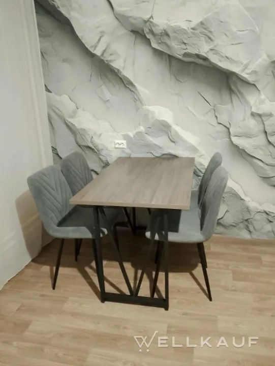 Tisch mit Stühlen