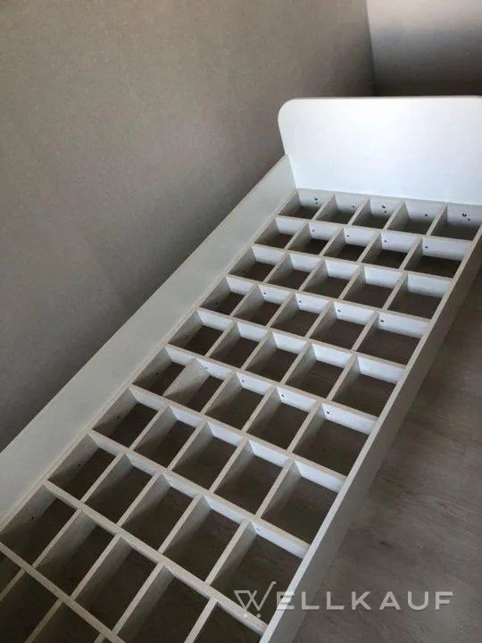 Gebrauchtes Einzelbett.