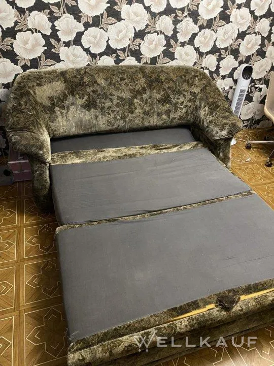 Sofa und zwei Sessel.