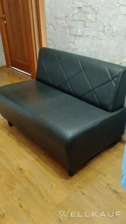 Gebrauchtes Bürosofa.