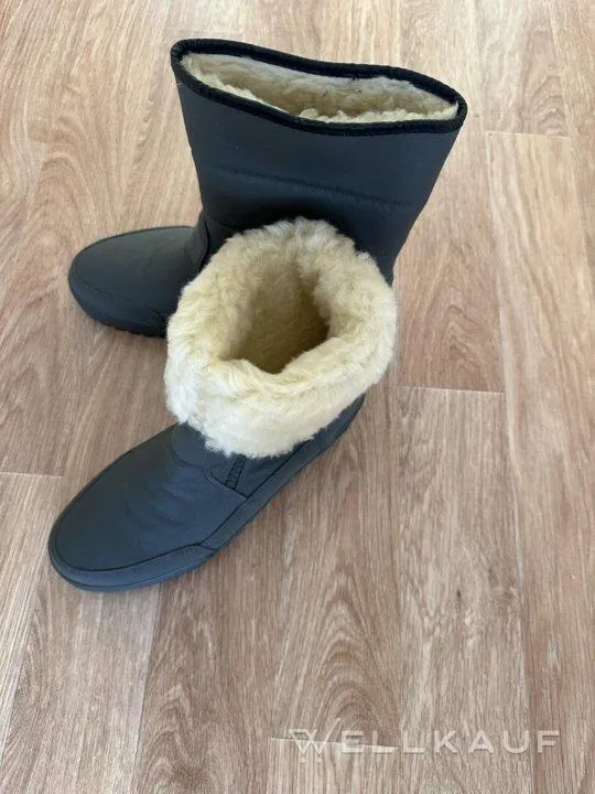 Isolierte Herrenstiefel.