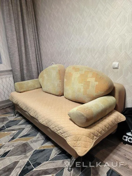 Gerades Sofa.