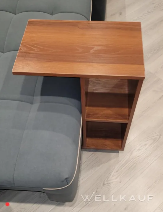 Couchtisch neben dem Sofa