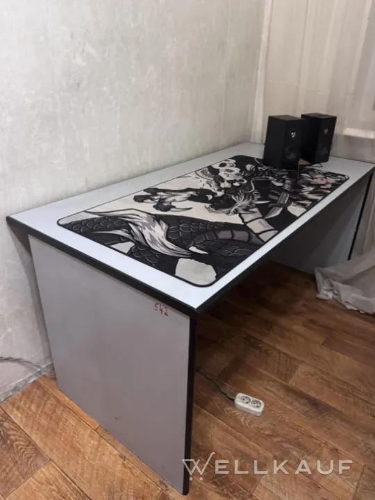 Breiter Schreibtisch