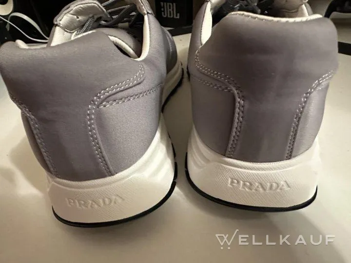 Prada Turnschuhe.