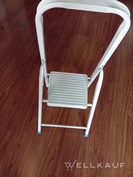 Zweistufige Trittleiter.