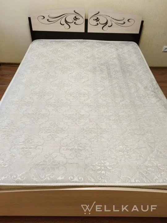 Bett mit Matratze