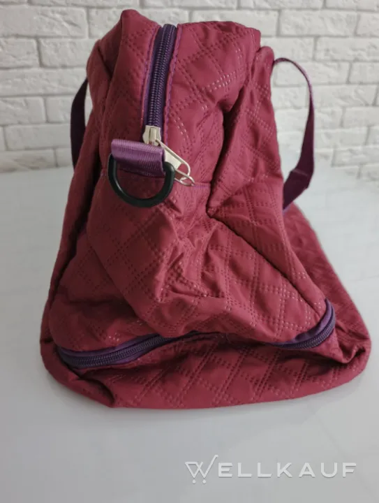 Burgunderfarbene Reisetasche
