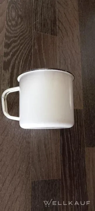 Gebrauchte emaillierte Tasse