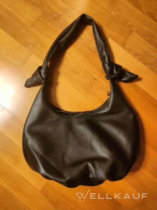 Schwarze Tasche aus Kunstleder