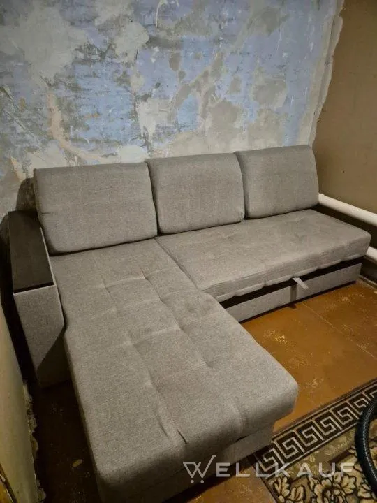 Das Sofa lässt sich ausklappen