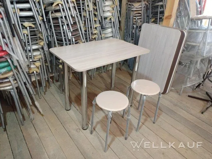 Tisch und 2 Hocker