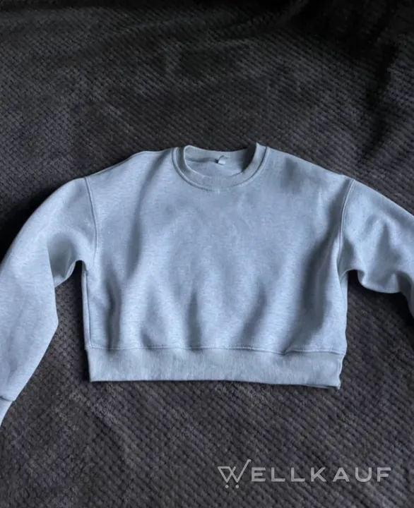 Kurzer grauer Pullover