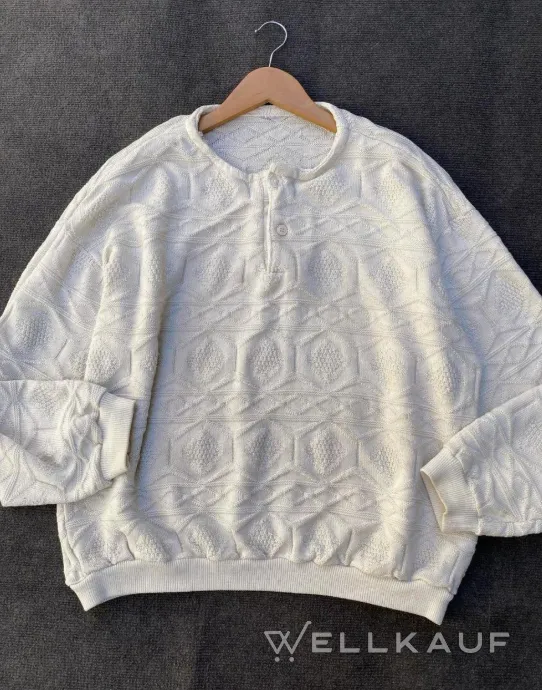 Weißer Pullover