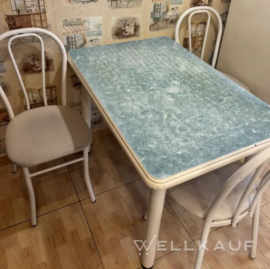 Esstisch mit Stühlen