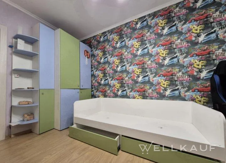 Bett und Kleiderschrank.