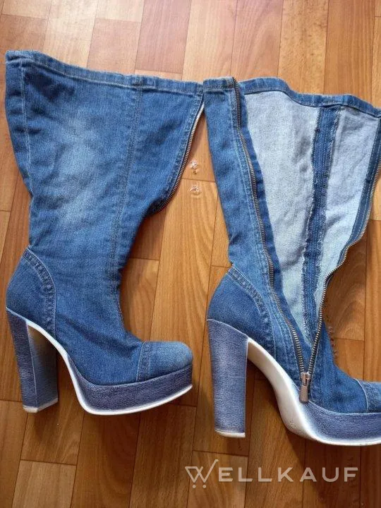 Denim-Stiefel mit Plateau.