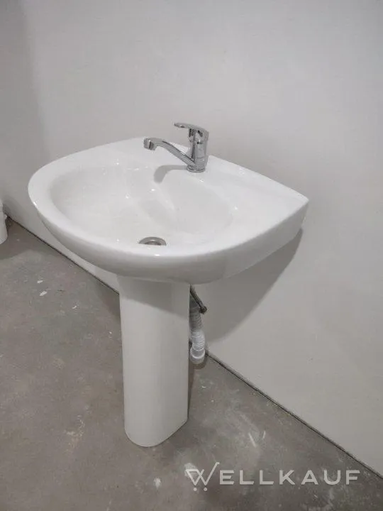 Waschtisch mit Säule.