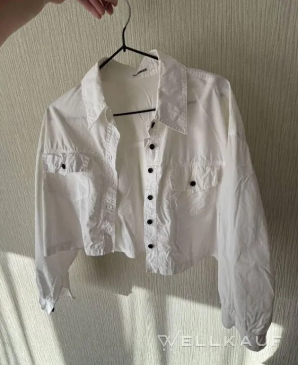 Kurz geschnittenes Hemd